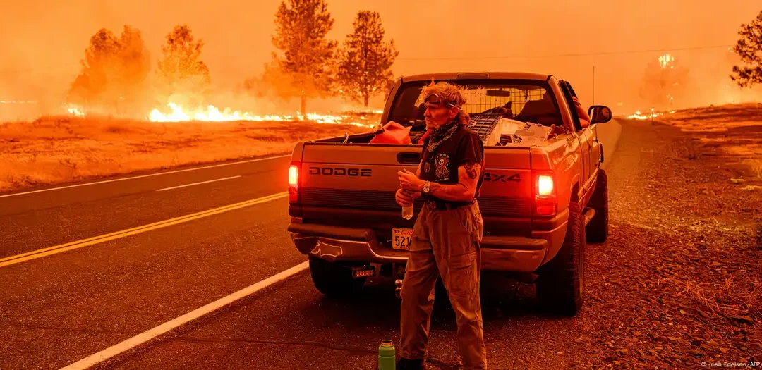 Sigue la lucha por contener megaincendio en California