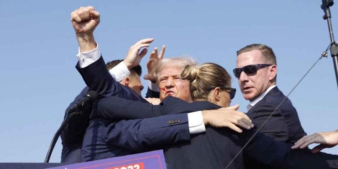 Atentado contra Donald Trump: le dispararon y lo hirieron mientras daba un discurso