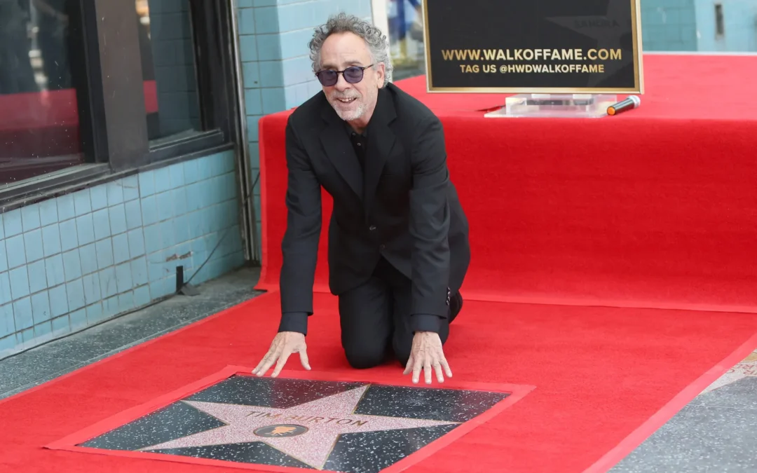 Tim Burton recibe su estrella en el Paseo de la Fama de Hollywood