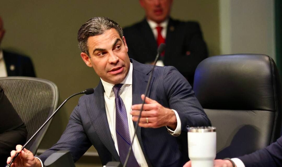 Alcalde de Miami vetó ordenanza de pensiones vitalicias para oficiales electos
