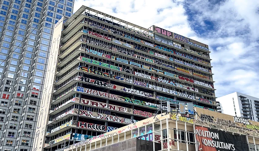 Demolerán reconocido edificio con grafitis del centro de Miami
