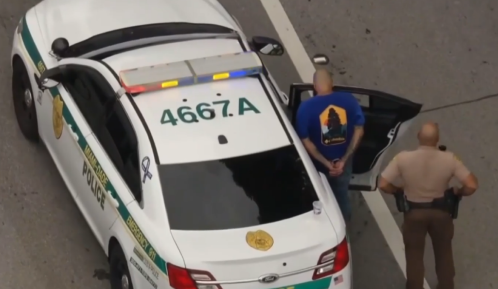 Detienen a hombre por disparar a una mujer en Miami-Dade