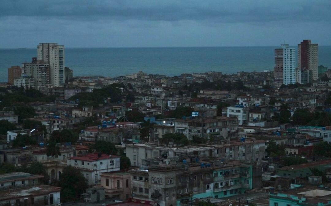 La dictadura cubana, en medio de su terminal crisis, se prepara para quedarse, pero planifica su fuga, por   Antonio Calatayud 