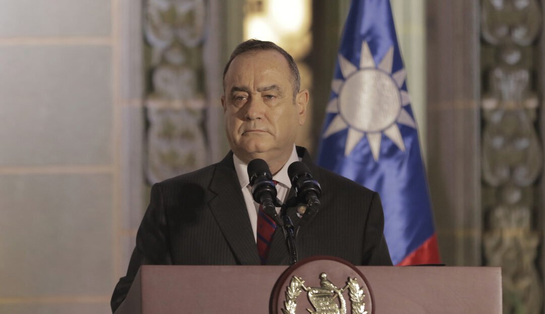 Guatemala denuncia al expresidente Giammattei por corrupción