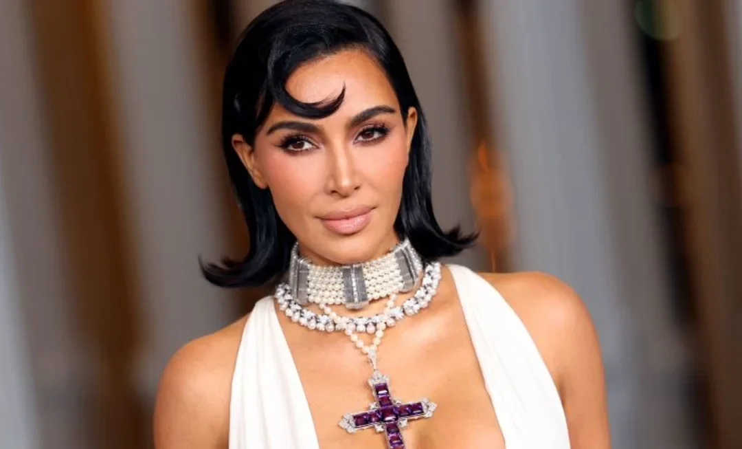 Kim Kardashian muestra por primera vez el famoso collar con la cruz de la princesa Diana