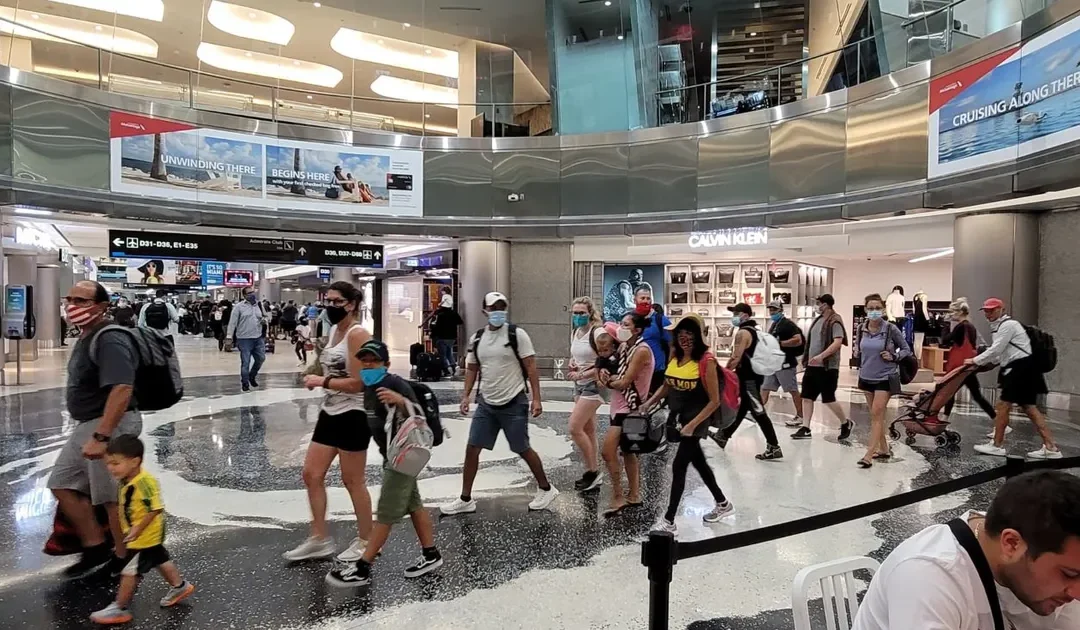 Estiman que millones de personas viajes por el aeropuerto de Miami